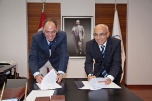 Protokolü YÜ Rektörü Prof.Dr. Murat Barkan ile Ege Gümrük ve Ticaret Bölge Müdürü Kaptan Kılıç imzaladı.