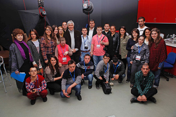 "DS’li Gözünden İzmir” projesi kapsamında Yaşar Üniversitesi 'nde down sendromlu gençlere fotoğrafçılık eğitimi verildi.