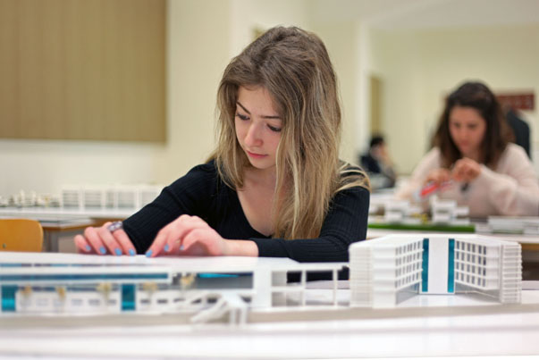 2013-2014 akademik yılında  ‘Depreme dayanıklı bina tasarımı’ dersleri ile tanışacak olan öğrenciler kent mimarisine de büyük katkı sağlayacak.