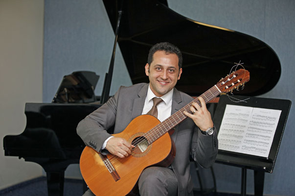 Yaşar Üniversitesi Müzik Bölümü’nde yüksek lisans yapan İzmir Vergi Dairesi’nde görevli gelir uzmanı Genco Atay, Türkiye’de vergi bilincini yaymak amacıyla eline gitarını aldı, şarkı besteledi.