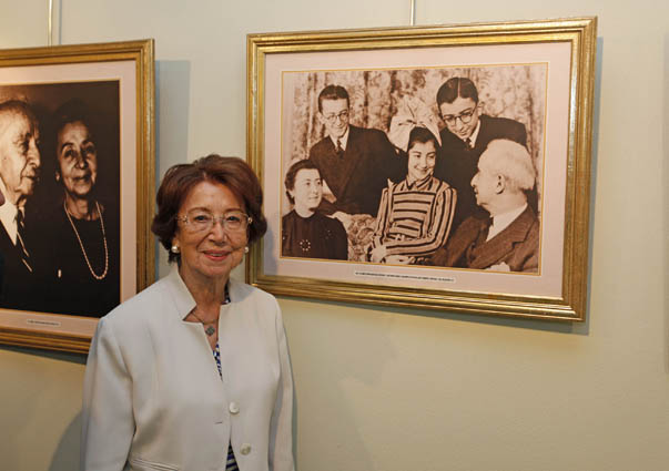 Yaşar Üniversitesi’nden  açılan  Lozan Antlaşması sergisini gezen İsmet İnönü’nün kızı Özden Toker aile fotoğrafı önünde anılarını paylaştı.