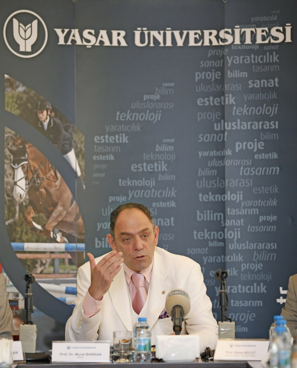 Yaşar Üniversitesi Rektörü Prof. Dr. Murat Barkan düzenlediği basın toplantısında 2013-2014 akademik yılı öncesi açılan yeni bölüm ve programlar ile öğrencilere sunulacak yepyeni ayrıcalıkları kamuoyuna duyurdu.