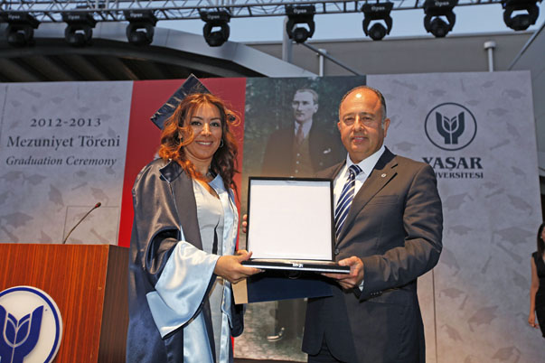 Yaşar Üniversitesi Mütevelli Heyeti Başkanı Ahmet Yiğitbaşı, Dilşad Bilicioğlu'na başarı plaketi verdi.