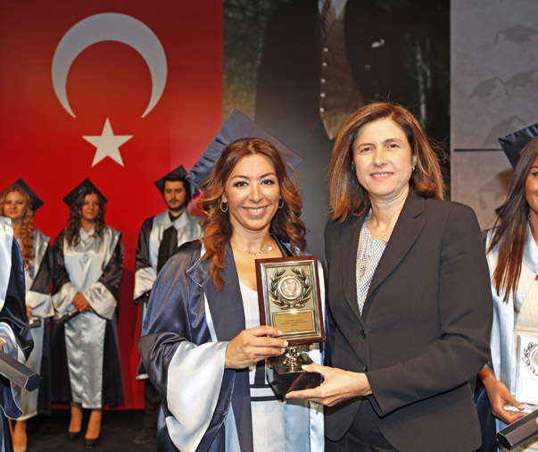 Yaşar Topluluğu Yönetim Kurulu Başkanı İdil Yiğitbaşı üniversiteyi birincilikle bitiren Dilşad Bilicioğlu'nu tebrik etti.
