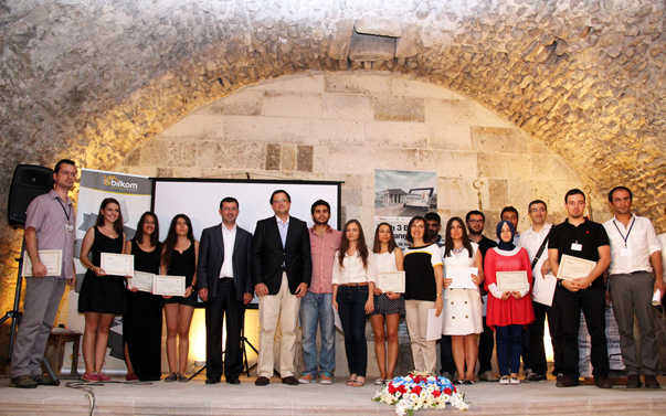 Bergama Belediyesi’nin  Bilkom  ile ortaklaşa yürüttüğü 'Tarih 3 boyutlu canlanıyor' projesine  Yaşar, Dokuz Eylül ve Gediz  üniversitelerinden mimarlık öğrencilerinin de destek verdi. 