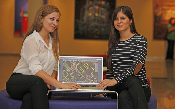 Yaşar Üniversitesi Bilgisayar Mühendisliği Bölümü öğrencileri Selin Köymen ve Penbe Aslan Google Earth’ün Türkiye Coğrafi Bilgi Sistemleri Veri Sağlayıcısı Başarsoft için İzmir’e özel bir yazılım projesi geliştiriyor.