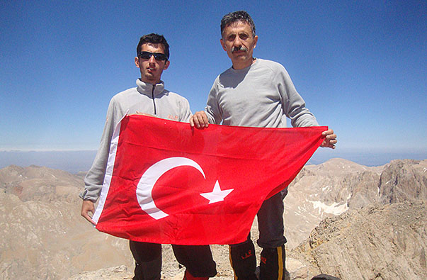 Lösemi hastası Yaşar Üniversitesi  öğrencisi 18 yaşındaki Serhat Alyılmaz, 4 yıldır ilik nakli beklerken sporla hayata tutunup 20’nin üzerinde madalya kazandı. Serhat, babası Cevdet Alyılmaz ile Demirkazık Dağı zirvesinde.