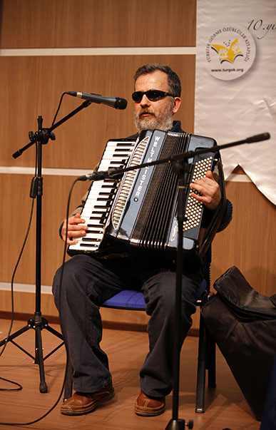 Görme engelli ünlü müzisyen Muammer Ketencoğlu, akordeonu ile kısa bir de müzik dinletisi sundu.
