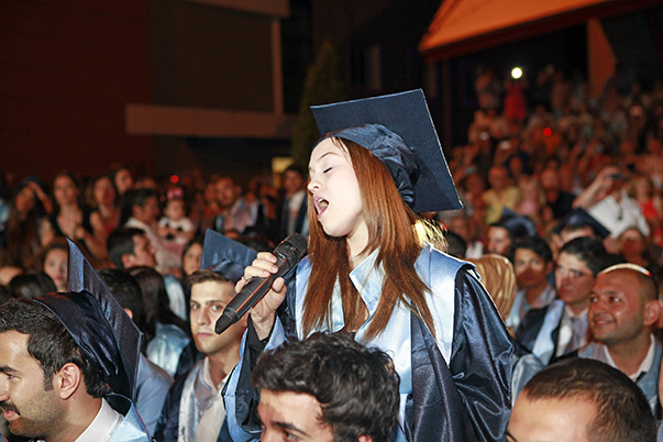 Müzik Bölümü öğrencisi Aslıhan Kement mezuniyet töreni esnasında seslendirdiği Joyfull şarkısıyla öğrencileri coşturdu. 