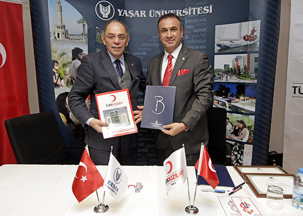 Öğrencilerin gönüllü bağışçı olmaları amaçlanan protokol Yaşar Üniversitesi Rektörü Prof. Dr. Murat Barkan ile Kızılay Ege Bölge Kan Merkezi Müdürü Dr. Gökay Gök tarafından imzalandı.   