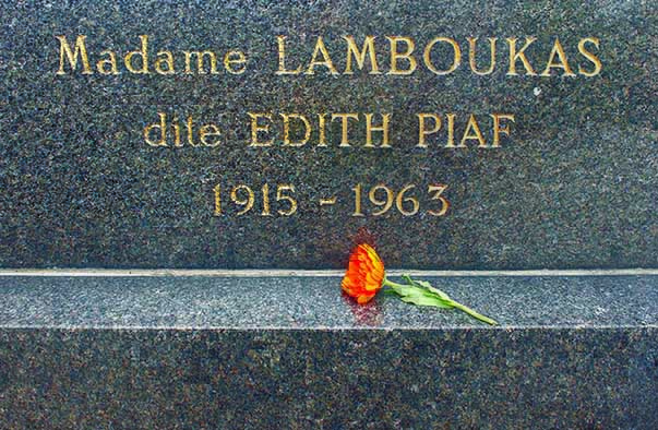 Emre Yıldız ve doktora öğrencisi Toros Mutlu, Sanatta Yeterlilik Tipografi ve İmge dersi kapsamında, Paris’teki Pére Lachaise Mezarlığı’nda mezarları bulunan Edith Piaf, Chopin, Moliere, La Fontaine gibi dünyaca ünlü isimlerin mezar taşları ile İzmir Paşaköprü Mezarlığı’ndaki sıradan insanların mezar taşlarını karşılaştıran bir çalışma yaptı.