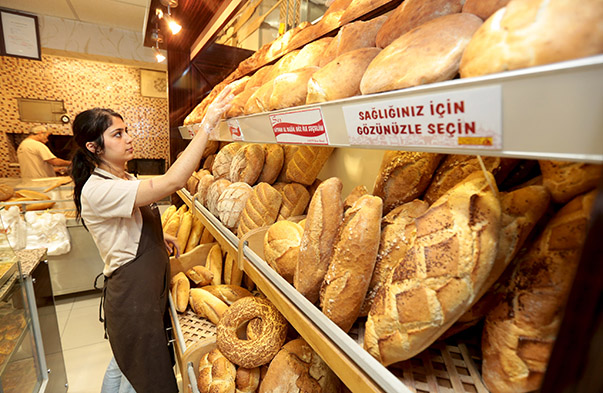 Türkiye’de hem sosyoekonomik yapı hem de süregelen beslenme alışkanlığı nedeniyle en çok tüketilen besin, ekmek. Günde 4,9 milyon ekmek çöpe gidiyor.  