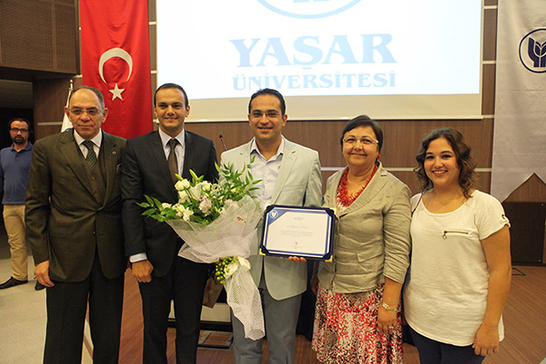 Yaşar Üniversitesi Rektörü Murat Barkan ve Mimarlık Fakültesi Dekanı Prof. Dr. Sevil Sarıyıldız Bornova Belediye Başkanı Olgun Atila’ya yaptığı sunum nedeniyle bir teşekkür plaketi verdi. 