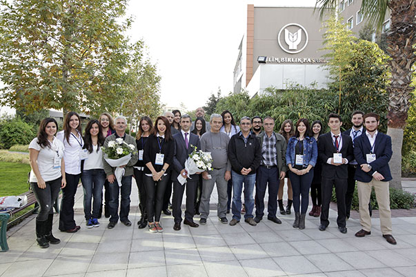 Yaşar Üniversitesi Çeviri Topluğu öğrencileri İzmirli işitme engelli vatandaşlarla bir araya geldi.