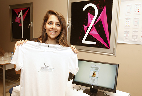 Gizem Tarlalı da projesinde bir t-shirt yaratma aplikasyonu tasarladı.