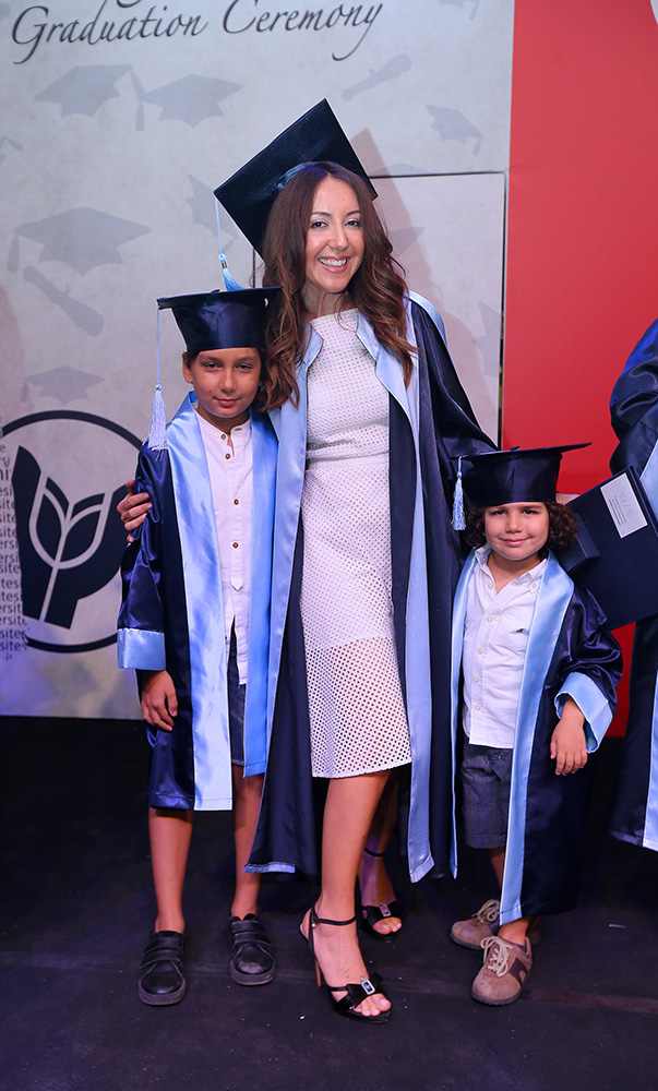 2 çocuğuyla mezun oldu  Mütercim-Tercümanlık Bölümü’nden üçüncü olarak mezun olan Enise Özdürgen Zabıtçı diplomasını almaya sahneye çocukları Yankı ve Yalın’la çıktı. 