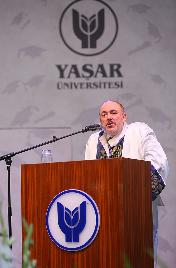 Yaşar Üniversitesi’nin 14’üncü mezuniyet töreninde konuşan Yaşar Üniversitesi Rektörü Prof. Dr. Cemali Dinçer de akademik ve öğrenci başarılarına değindi.