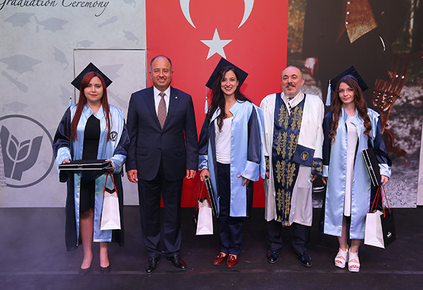 Dereceyle mezun olan öğrencileri Yaşar Üniversitesi Mütevelli Heyet Başkanı Ahmet Yiğitbaşı ve Rektör Prof.Dr.Cemali Dinçer iş yaşamlarına uğurladı.