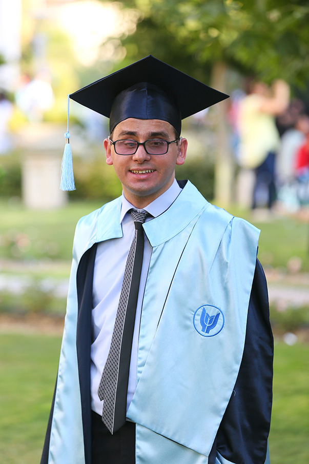 Celil Uzun (24) önündeki tüm engelleri teker teker aşarak Yaşar Üniversitesi Hukuk Fakültesi’nden başarıyla mezun oldu. Görme ve işitme engelli olan genç hukukçu, diploma töreninde coşkulu alkışların da sahibi oldu.     
