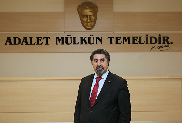 Yaşar Üniversitesi Hukuk Fakültesi Öğretim Üyesi Prof. Dr. Mustafa Ruhan Erdem