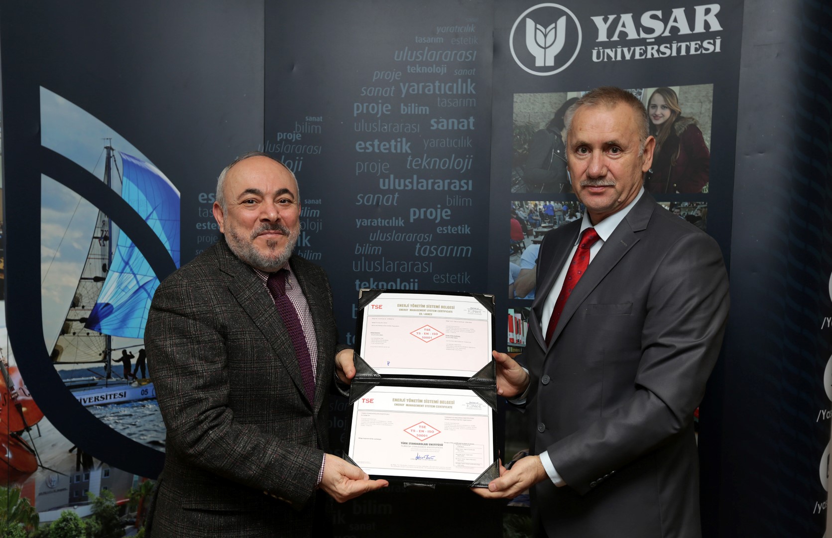 Yaşar Üniversitesi Rektörü Prof. Dr. Cemali Dinçer TS EN ISO 50001 belgesini TSE Ege Bölge Koordinatörü Atila Gündüz’den aldı.