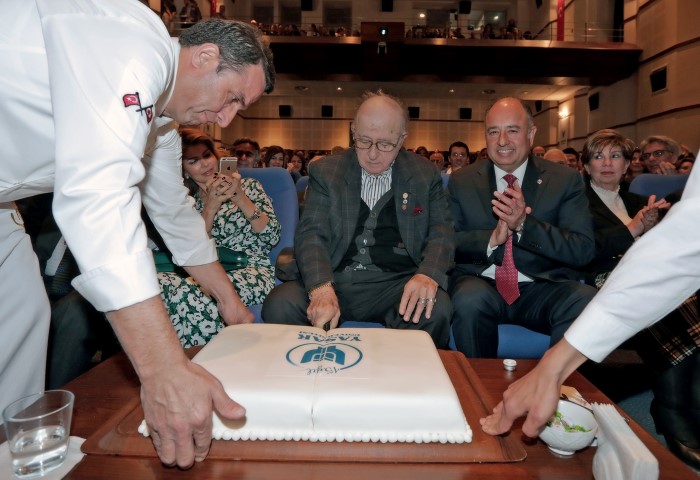 Yaşar Üniversitesi ailesinin hazırladığı 15. yıl pastasını Kurucu ve Onursal Başkan Selçuk Yaşar kesti.