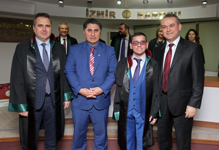 Celil Uzun'a cübbesini, Yaşar Üniversitesi Hukuk Fakültesi Öğretim Üyesi Prof. Dr. Mustafa Ruhan Erdem, Baro Başkanı Aydın Özcan ve Avukat Münir Hakan Eriş giydirdi. 