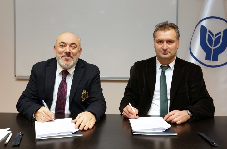 Protokolü, Mimarlar Odası İzmir Şubesi Başkanı Halil İbrahim Alpaslan(Sağda)ve Yaşar Üniversitesi Rektörü Prof. Dr. Cemali Dinçer imzaladı.